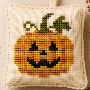Può includere: Un modello digitale di punto croce in PDF intitolato Variegated Pumpkin. Il motivo presenta un ornamento quadrato ricamato con un design a zucca, 27 x 29 punti e 4 colori DMC. Le dimensioni finite variano da 4,9 x 5,3 a 3,8 x 4,1 cm.