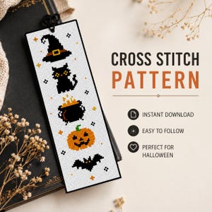 Könnte beinhalten: Ein rechteckiges Lesezeichen mit einem Kreuzstichmuster aus Halloween-Motiven wie Hexenhut, schwarzer Katze, brodelndem Kessel, Kürbis und Fledermaus. Der Text lautet CROSS STITCH PATTERN, INSTANT DOWNLOAD, EASY TO FOLLOW und PERFECT FOR HALLOWEEN.