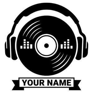 Può includere: Grafica in bianco e nero di un disco in vinile con cuffie. Il disco ha indicatori di onde sonore su entrambi i lati ed è centrato. Un banner in basso recita "YOUR NAME".