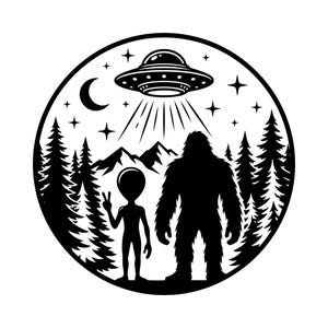 Könnte beinhalten: Schwarz-weiße Grafik einer Szene mit einem UFO, einem Alien und einem Bigfoot in einem Wald. Das kreisförmige Design zeigt einen Mond, Sterne und einen Waldhintergrund.