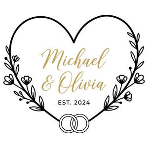 Pode incluir: Um design de casamento em preto e dourado com os nomes "Michael & Olivia" em escrita elegante, dentro de uma moldura em forma de coração. O design inclui elementos florais, anéis entrelaçados e o ano "EST. 2024".