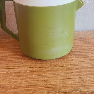 Vintage Rubbermaid Pitcher Yellow Gold White Lid 1 1/2 Qt Size Short 2745 1  Collectible -  Finland