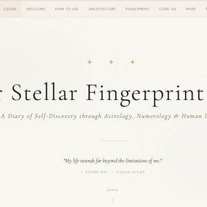 Könnte beinhalten: Eine Webseite mit dem Titel "Your Stellar Fingerprint Diary" in einer großen, eleganten Schriftart. Der Untertitel lautet "Ein Tagebuch der Selbstentdeckung durch Astrologie, Numerologie & Human Design". Die Seite hat einen hellbeige Hintergrund mit Navigationslinks oben.