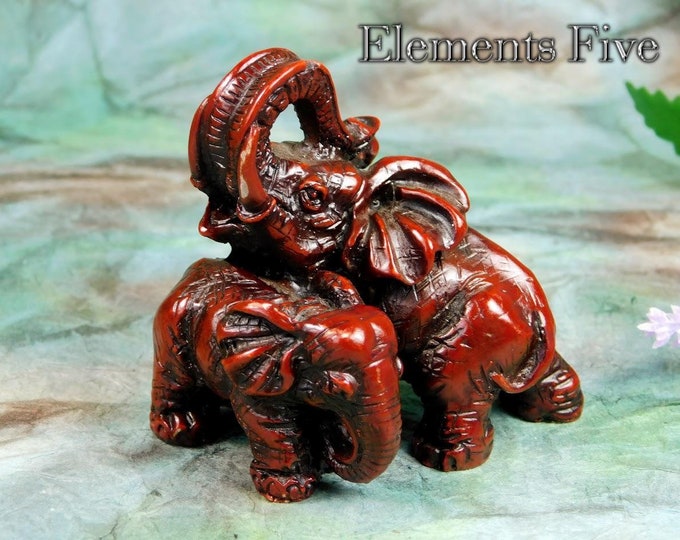 Elephants Figurine in Sculpted Red Resin, Vintage Red Elephants Figurine Sculpture, Little Elephants Art Figurine Gift, Elephant Collectible