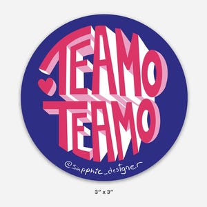 Op de afbeelding: Een ronde sticker met een donkerblauwe achtergrond en de roze tekst "TEAMO TEAMO" in een vet 3D-bloklettertype. Een klein roze hartje staat links van de tekst. De tekst "@sapphic_designer" staat onderaan. De afmeting is 7,62 cm bij 7,62 cm.