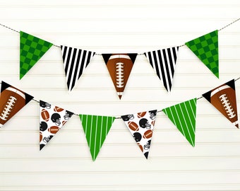 Puede incluir: Una pancarta de fiesta de fútbol verde y negro con banderas alternas que presentan balones de fútbol, cascos, rayas y patrones a cuadros.