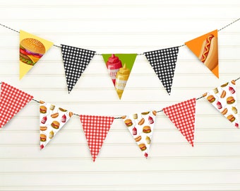 Può includere: Un festoso striscione con bandierine con illustrazioni di cibo. Le bandiere mostrano immagini di hamburger, hot dog, ketchup e senape, insieme a motivi a quadri rossi e neri. Lo striscione è infilato su un cordoncino bianco e nero intrecciato.