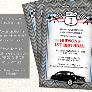 Puede incluir: Una invitaci&oacute;n imprimible para una fiesta de primer cumplea&ntilde;os con tem&aacute;tica de carreras de autos. La invitaci&oacute;n presenta una bandera a cuadros en blanco y negro, un n&uacute;mero de auto de carreras rojo y blanco 1 y un auto vintage negro. El texto de la invitaci&oacute;n dice "Hudson's 1st Birthday!" e incluye la fecha, la hora y la ubicaci&oacute;n de la fiesta.