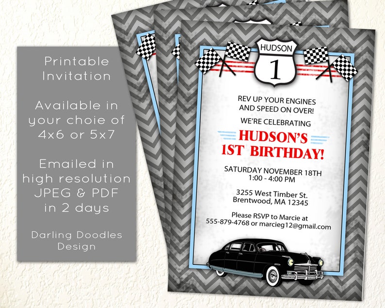 Puede incluir: Una invitaci&oacute;n imprimible para una fiesta de primer cumplea&ntilde;os con tem&aacute;tica de carreras de autos. La invitaci&oacute;n presenta una bandera a cuadros en blanco y negro, un n&uacute;mero de auto de carreras rojo y blanco 1 y un auto vintage negro. El texto de la invitaci&oacute;n dice "Hudson's 1st Birthday!" e incluye la fecha, la hora y la ubicaci&oacute;n de la fiesta.
