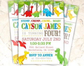 Pode incluir: Um convite de festa de aniversário com tema de dinossauros para um menino chamado Cayson James que está fazendo quatro anos. O convite apresenta uma ilustração de dinossauro verde, vermelho, amarelo e azul com o texto "Stomp, Chomp, Growl, Roar! Cayson James está fazendo quatro anos! Sábado, 2 de julho 1:00-5:00 PM 3561 Ballard Street Smithfield, CA 12345 RSVP para Amber no 555-489-7903."
