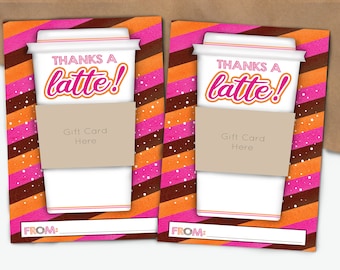 Pode incluir: Dois porta-cartões de presente listrados em rosa e laranja com um design de xícara de café. O texto "THANKS A latte!" é impresso na frente de cada porta-cartão. O texto "Gift Card Here" é impresso abaixo do design da xícara de café. O texto "FROM:" é impresso na parte inferior de cada porta-cartão.