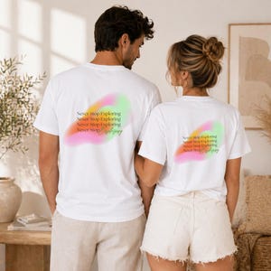 Personalisierbares "Never Stop Exploring" T-Shirt I Das T-Shirt für alle Nomaden mit Reisefieber, Entdeckungslust und Fernweh im Partnerlook