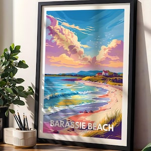 Könnte beinhalten: Ein gerahmter Kunstdruck mit einer farbenfrohen Illustration von Barassie Beach in Schottland. Die Szene zeigt eine sandige Küste, blaue Meereswellen und einen lebendigen Sonnenuntergangshimmel mit rosa und orangefarbenen Wolken. Der Text Barassie Beach Scotland ist sichtbar.