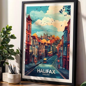 Puede incluir: Una lámina artística enmarcada con una ilustración estilizada de una escena callejera en Halifax, Inglaterra. La imagen muestra edificios de varias plantas en tonos cálidos, un autobús amarillo en la carretera y un cielo azul. Texto: HALIFAX ENGLAND.