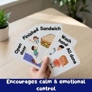 K&ouml;nnte beinhalten: Eine Hand h&auml;lt einen Satz wei&szlig;er Karten mit Illustrationen und Text, darunter "Open door", "Finished", "Sandwich", "Wash hand" und "All done". Die Karten zeigen Cartoon-Bilder von Kindern. Der untere Teil des Bildes enth&auml;lt den Text "Encourages calm & emotional control."