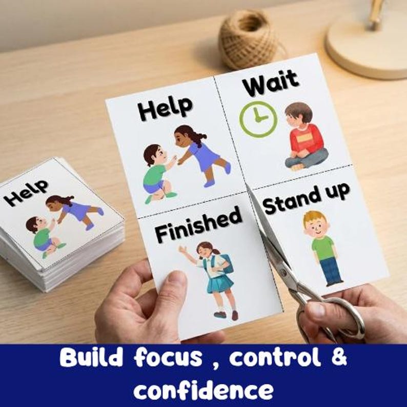 K&ouml;nnte beinhalten: Wei&szlig;e Karten mit Illustrationen und W&ouml;rtern wie "Help", "Wait" und "Stand up". Die Karten werden mit einer Schere geschnitten. Ein Stapel &auml;hnlicher Karten befindet sich links. Der Text "Build focus, control & confidence" steht unten.