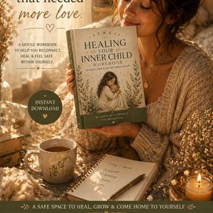 Peut inclure: Une personne tient un livre intitulé "Healing Your Inner Child Workbook". La couverture présente une illustration d'un enfant étreignant un ours en peluche. Le texte indique "Reconnect, Heal & Feel Safe Within Yourself".