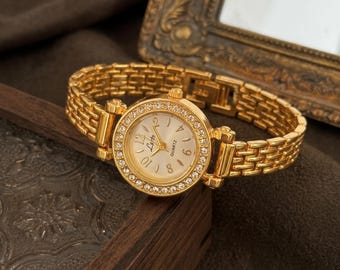 Orologio da donna con cristalli rotondi e bracciale vintage color oro.