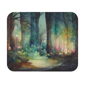 Puede incluir: Un mousepad rectangular con una pintura de acuarela de un bosque místico. Altos y oscuros árboles enmarcan un camino iluminado por una luz suave y colorida. La escena evoca una sensación de asombro y fantasía, con toques de azul, verde y rosa.