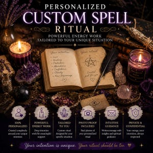 Puede incluir: Un servicio de ritual de hechizo personalizado con un libro abierto que muestra intenciones escritas a mano, velas moradas, cristales y una pluma negra. La imagen incluye texto que detalla características como 100% personalizado y prueba fotográfica incluida.