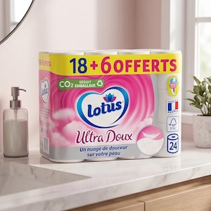 以下が含まれることがあります： ピンクと白のデザインのLotus Ultra Douxトイレットペーパーのパッケージ。パッケージには「18+6 OFFERTS」と「Un nuage de douceur sur votre peau」の文字が含まれています。パッケージは白いカウンタートップにあります。
