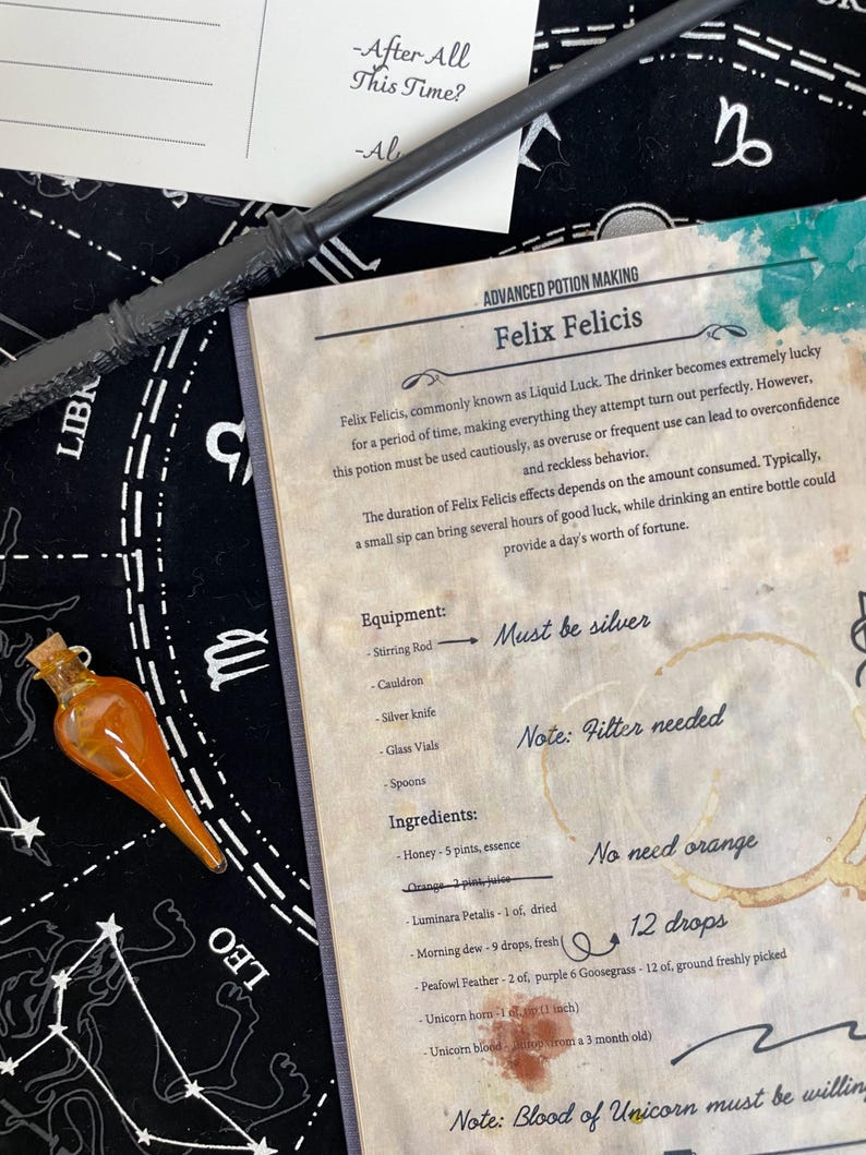 Op de afbeelding: Een oranje drankfles met een kurk, een toverstaf en een pagina uit een drankmaakboek. Het boek beschrijft het recept voor Felix Felicis, ook bekend als Liquid Luck, met een lijst van ingredi&euml;nten en instructies. De tekst "After All This Time?" is ook zichtbaar.