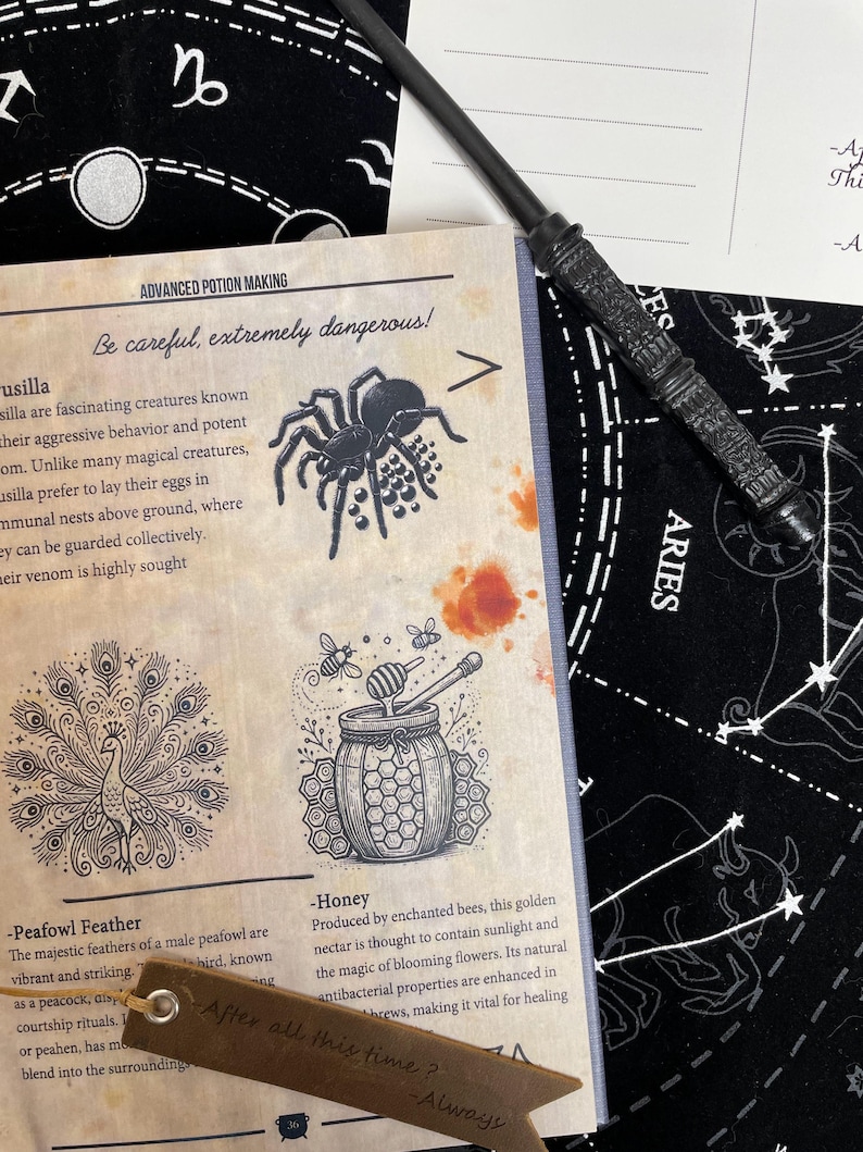 Op de afbeelding: Een gedetailleerde zwarte toverstaf ligt op een boek met illustraties van een spin, pauw en honingpot. Het boek is open op een pagina met de titel "Advanced Potion Making". Een bladwijzer luidt "After all this time? Always."