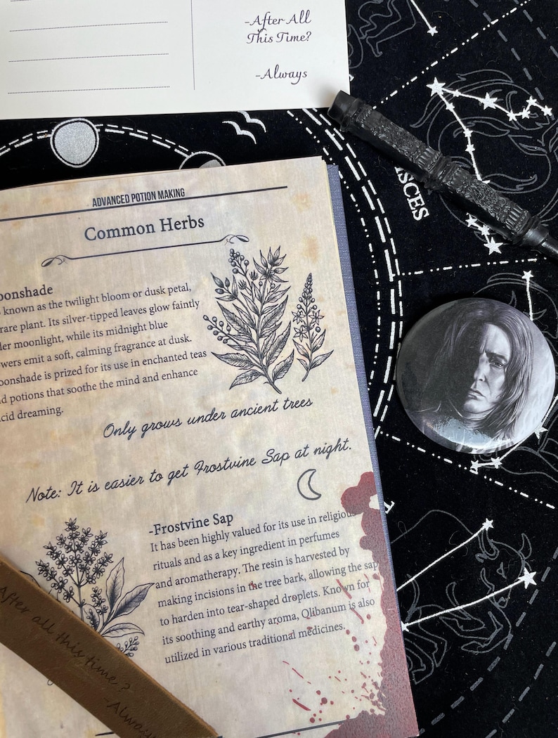 Op de afbeelding: Een verzameling fantasy-items, waaronder een pagina uit een boek getiteld "Advanced Potion Making" met botanische illustraties en tekst. Een toverstaf, een pin met een portret en een kaart met de tekst "After All This Time? Always" zijn ook zichtbaar.