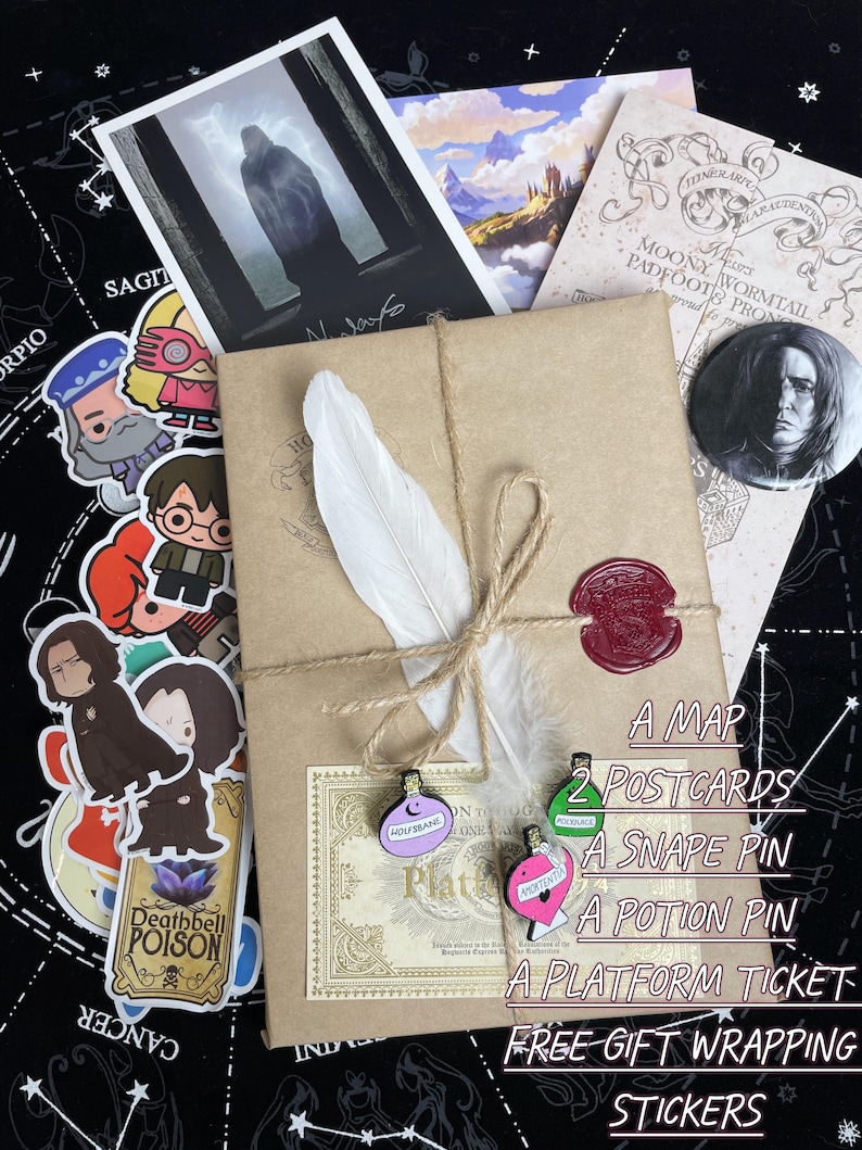 Op de afbeelding: Een cadeaupakket met een bruin papieren pakketje vastgebonden met touw, een witte veer en een rode zegel. Inclusief een kaart, twee ansichtkaarten, een Snape-speld, een drankspeld, een perronkaartje en stickers. Tekst op het pakket luidt "A Map, 2 Postcards, A Snape Pin, A Potion Pin, A Platform Ticket, Free Gift Wrapping, Stickers."