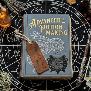 Op de afbeelding: Een boek getiteld "Advanced Potion-Making" met een slangillustratie en een label met de tekst "After all this time? Always." Het boek is omgeven door drankflessen, tarotkaarten en een toverstaf op een zwart oppervlak met een dierenriemdesign.