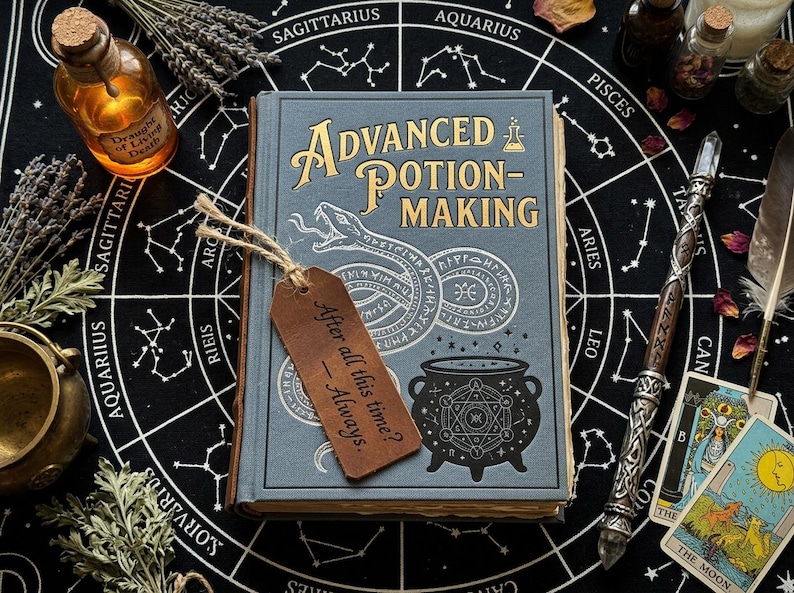 Op de afbeelding: Een boek getiteld "Advanced Potion-Making" met een slangillustratie en een label met de tekst "After all this time? Always." Het boek is omgeven door drankflessen, tarotkaarten en een toverstaf op een zwart oppervlak met een dierenriemdesign.