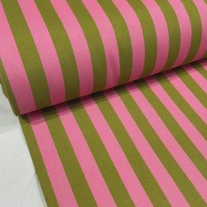 K&ouml;nnte beinhalten: Eine Stoffrolle mit einem sich wiederholenden vertikalen Streifenmuster in abwechselnden Farbt&ouml;nen von hellem Pink und Olivgr&uuml;n. Das Textil weist eine sichtbare Webstruktur auf und ist umgeschlagen, um das gleichm&auml;&szlig;ige Streifendesign zu zeigen.