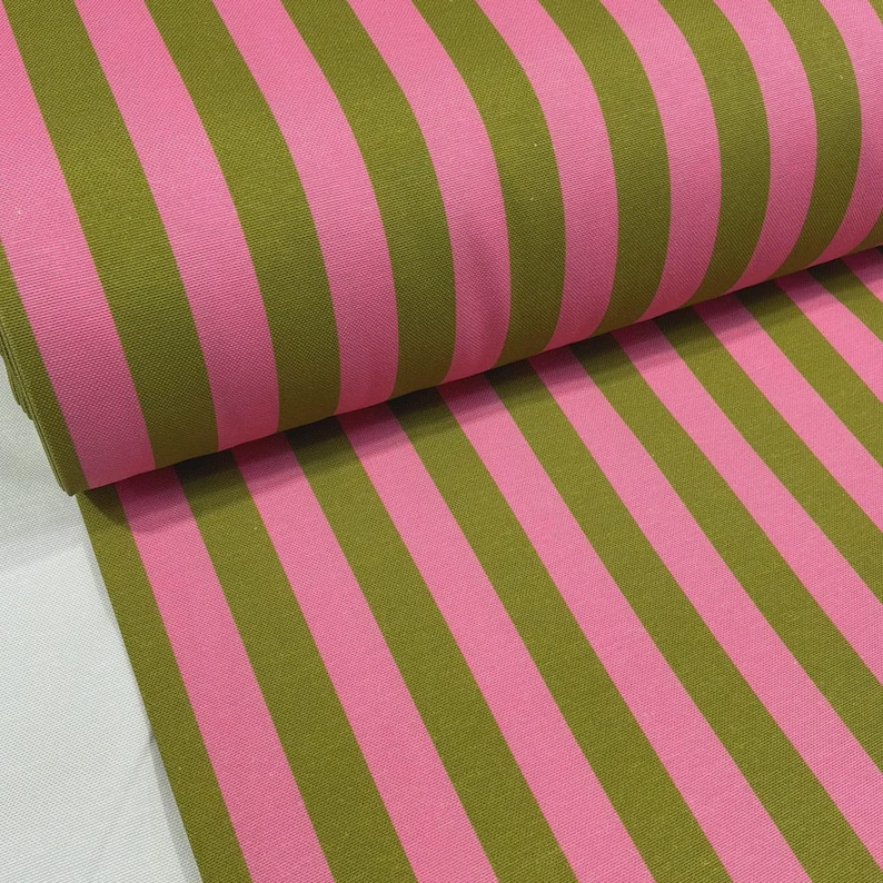 K&ouml;nnte beinhalten: Eine Stoffrolle mit einem sich wiederholenden vertikalen Streifenmuster in abwechselnden Farbt&ouml;nen von hellem Pink und Olivgr&uuml;n. Das Textil weist eine sichtbare Webstruktur auf und ist umgeschlagen, um das gleichm&auml;&szlig;ige Streifendesign zu zeigen.