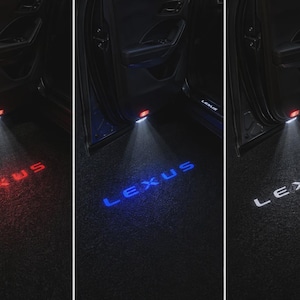 Puede incluir: Un proyector de luz de cortesía para puerta de coche que muestra el logotipo de Lexus en el suelo. La imagen muestra tres variaciones de la luz proyectada en rojo, azul y blanco, cada una desde una fuente de luz en el panel interior.