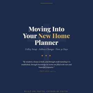 Może przedstawiać: Ciemnoniebieska okładka planera z tytułem Moving Into Your New Home Planner oraz podtytułem Utility Setup, Address Changes, First 30 Days. Zawiera tekst By wisdom a house is built, and through understanding it is established.