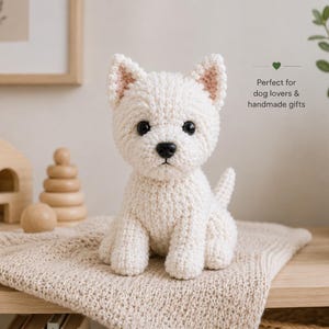 Könnte beinhalten: Eine cremefarbene, gehäkelte Hundefigur mit spitzen Ohren, schwarzen Kunststoffaugen und einer schwarzen Nase. Das Spielzeug hat eine strukturierte Garnoberfläche und sitzt aufrecht. Der Text auf dem Bild lautet: Perfect for dog lovers & handmade gifts.