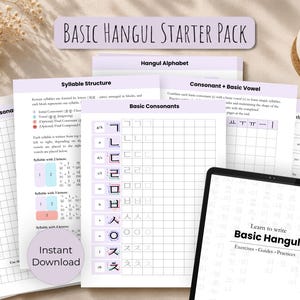 Op de afbeelding: Een Basic Hangul Starter Pack educatieve set met meerdere geprinte pagina's met Koreaanse alfabetkaarten, gidsen voor lettergreepstructuur, oefenroosters voor medeklinkers en een tablet met de titel Learn to write Basic Hangul.