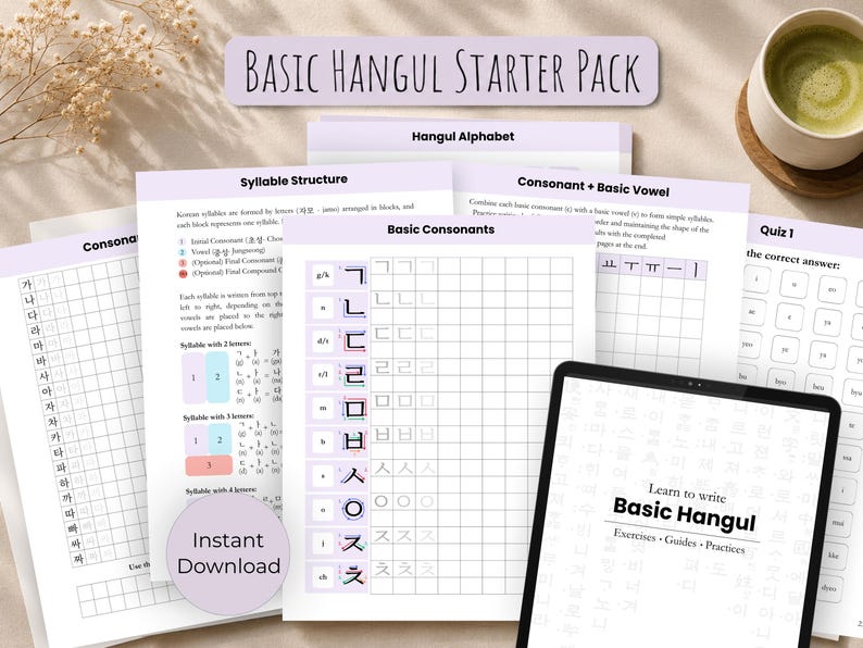 Op de afbeelding: Een Basic Hangul Starter Pack educatieve set met meerdere geprinte pagina's met Koreaanse alfabetkaarten, gidsen voor lettergreepstructuur, oefenroosters voor medeklinkers en een tablet met de titel Learn to write Basic Hangul.