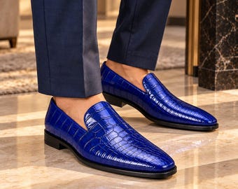 Handgemaakte koningsblauwe leren loafers, reliëfleder, formele herenschoenen
