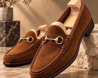 Handgemaakte bruine suède loafers met paardenbitdetails – luxe leren instapschoenen