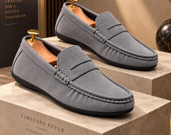 Handgemaakte grijze suède penny loafers, luxe instapschoenen voor heren, op maat gemaakt
