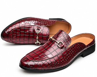 Handgemaakte bordeauxrode loafers van leer met krokodillenprint, formele instapschoenen voor heren
