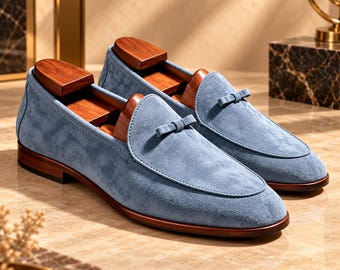 Handgemaakte lichtblauwe suède loafers, luxe geklede schoenen met kwastjes voor heren