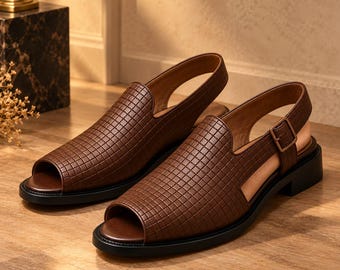 Handgemaakte bruine leren slingback loafers, gestructureerde open teenschoenen voor heren