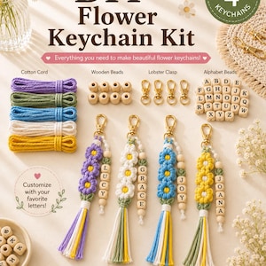 Könnte beinhalten: Ein DIY-Blumen-Schlüsselanhänger-Set mit Baumwollkordeln in Lila, Grün, Blau, Weiß und Gelb, Holzperlen, Karabinerverschlüssen und Buchstabenperlen. Vier fertige Blumen-Schlüsselanhänger mit Quasten und personalisierten Buchstaben sind abgebildet.