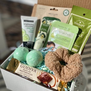 Green Beauty Gift Box / Self Care Package / for Her / Women's Birthday / Get Well Soon / Pamper Kit / Thank You Set image 6