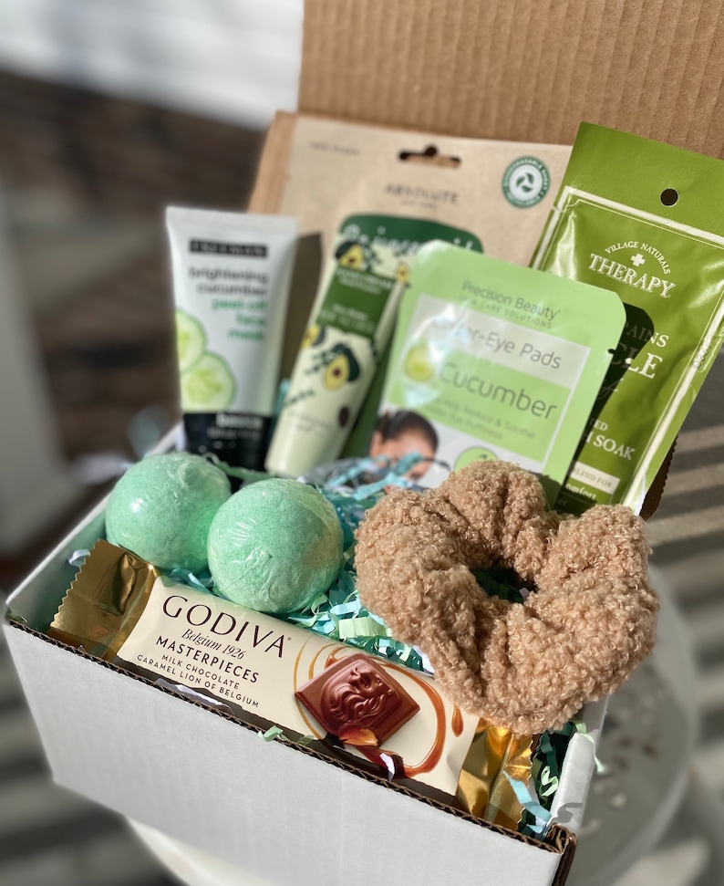 Green Beauty Gift Box / Self Care Package / for Her / Women's Birthday / Get Well Soon / Pamper Kit / Thank You Set image 6