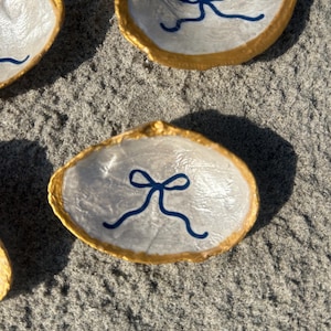 Plato para anillos con forma de concha de almeja: Regalo de boda y para damas de honor para la ceremonia "Ata el nudo"