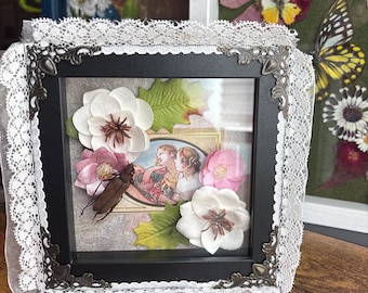 Cuadro de escarabajos enmarcado, caja de sombras hecha a mano con flores, collage de estilo vintage.