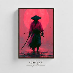 Könnte beinhalten: Gerahmtes Kunstwerk, das einen Samurai-Krieger in einem rosa Kimono und einem schwarzen Hut zeigt, der ein Katana hält. Der Hintergrund zeigt eine große rote Sonne. Das Kunstwerk verwendet eine rosa und rote Farbpalette und schafft eine dramatische und atmosphärische Szene.